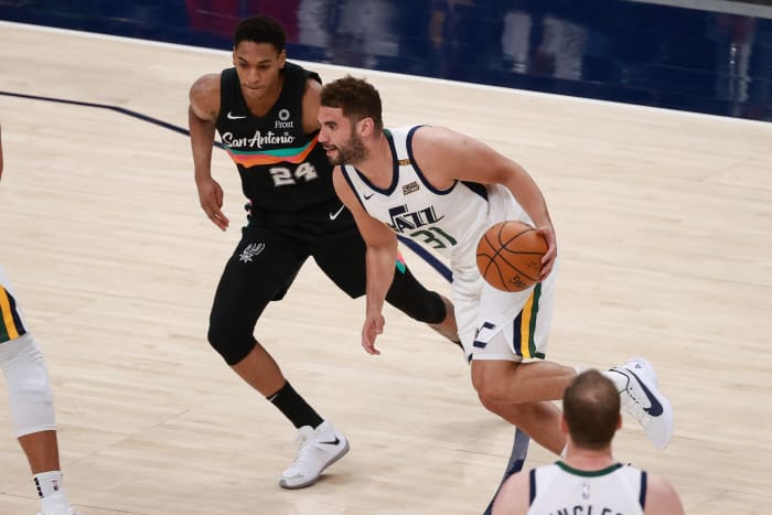 Georges Niang (31) drives to the hoop against the San Antonio Spurs